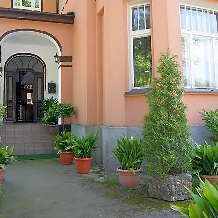 Palacyk Srebrna Fala 住宿加早餐酒店 米兹多洛杰
